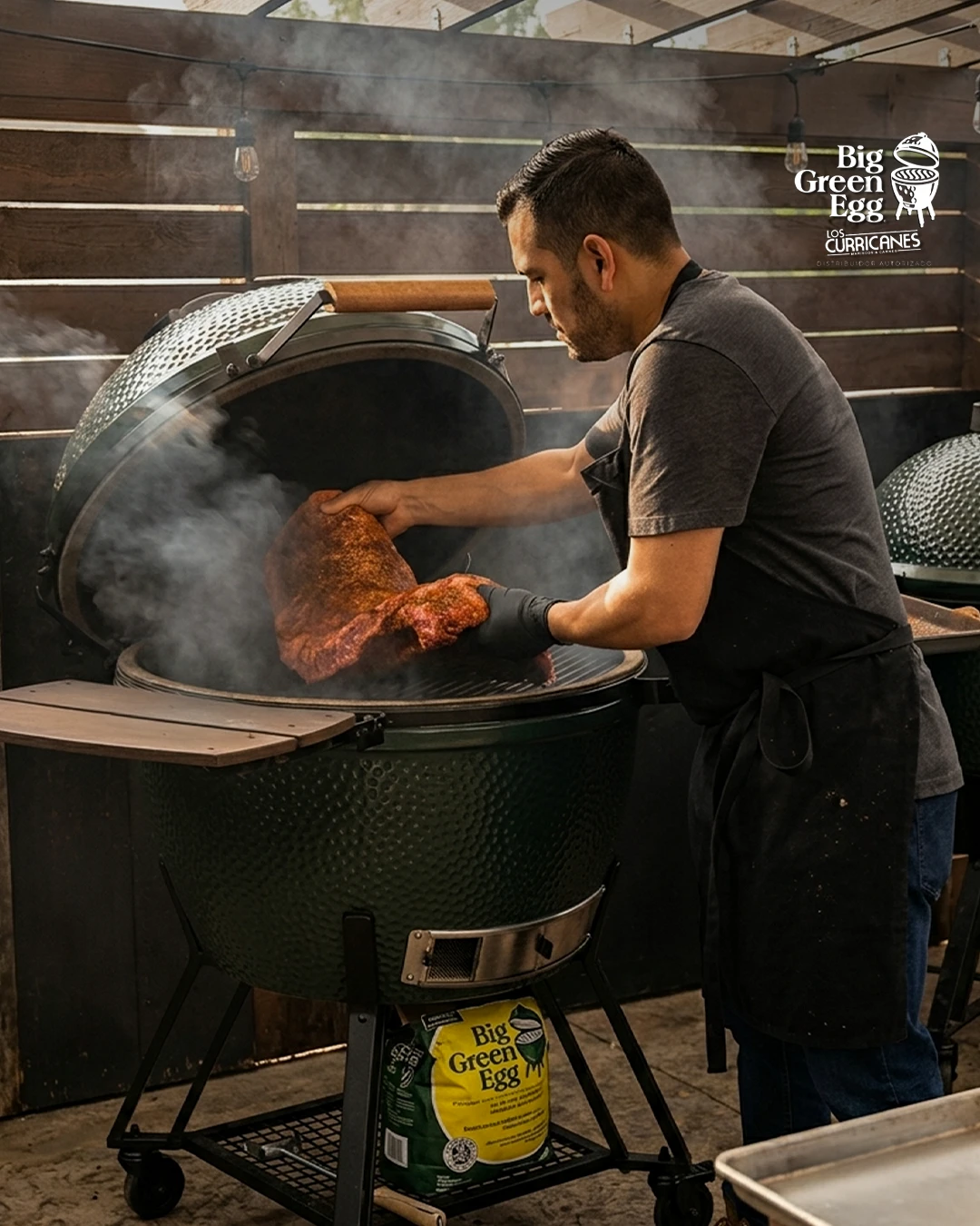Cocinero colocando una pieza de carne en un Big Green Egg
