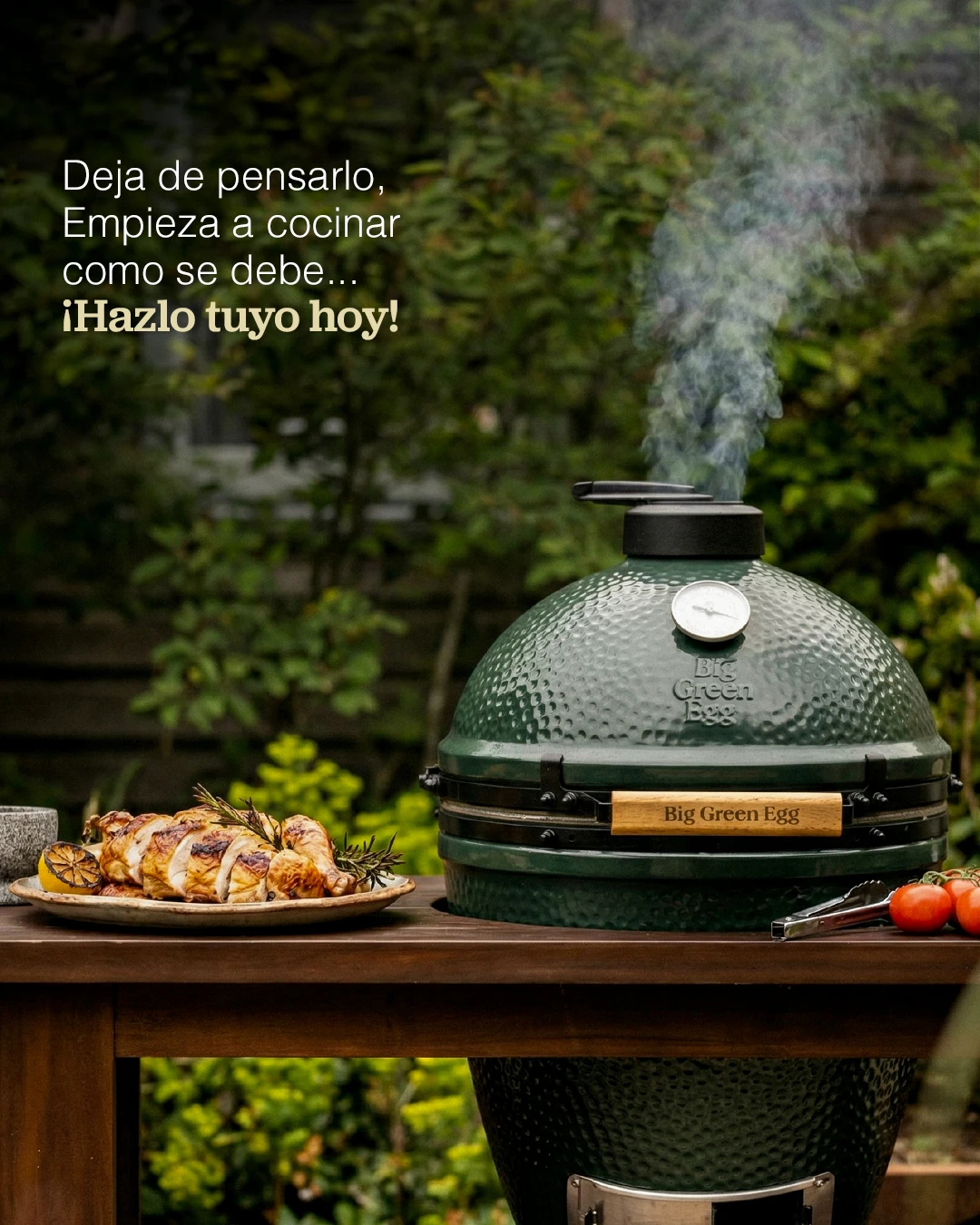 Big Green Egg humeando junto a un plato de pollo: deja de pensarlo, hazlo tuyo hoy