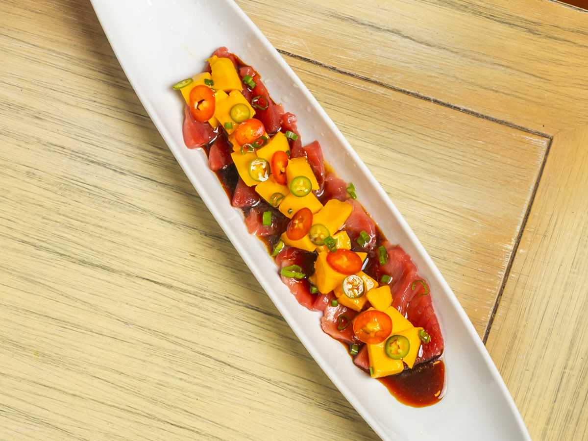 Tiradito de atún al serrano