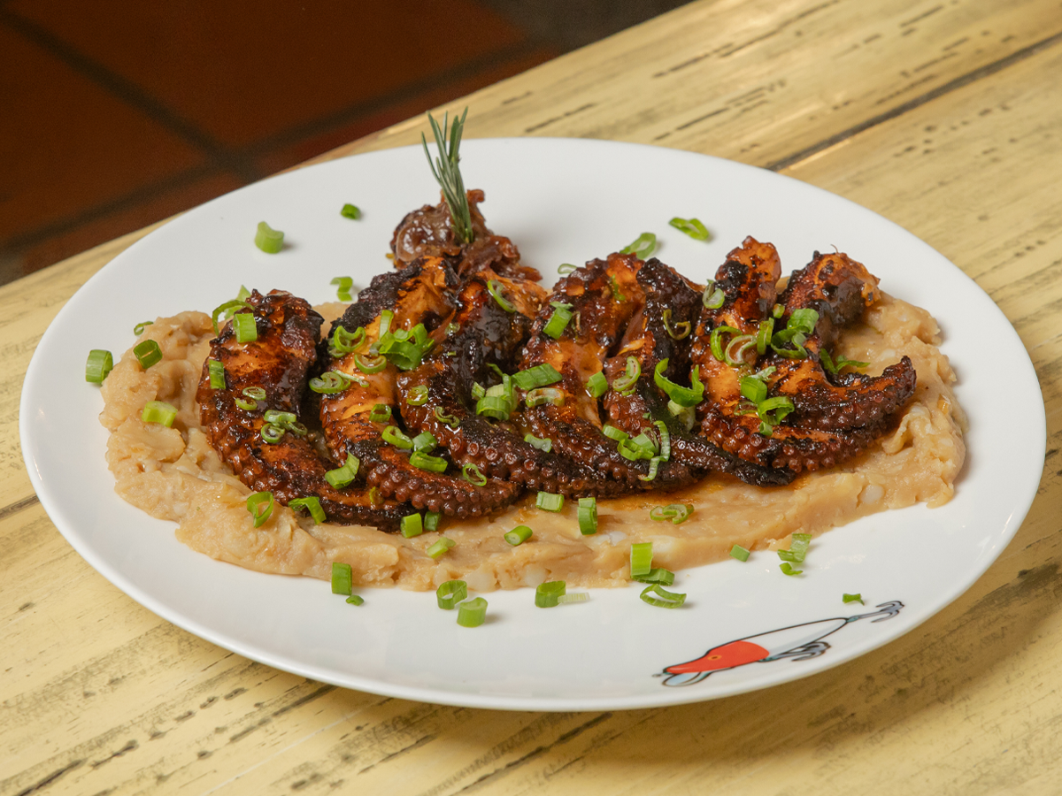Pulpo rostizado con puré de papa trufada