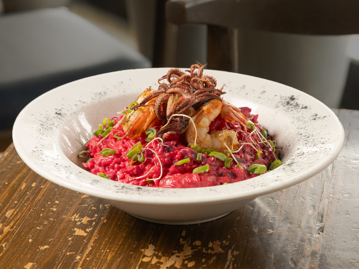 Risotto de betabel con mariscos
